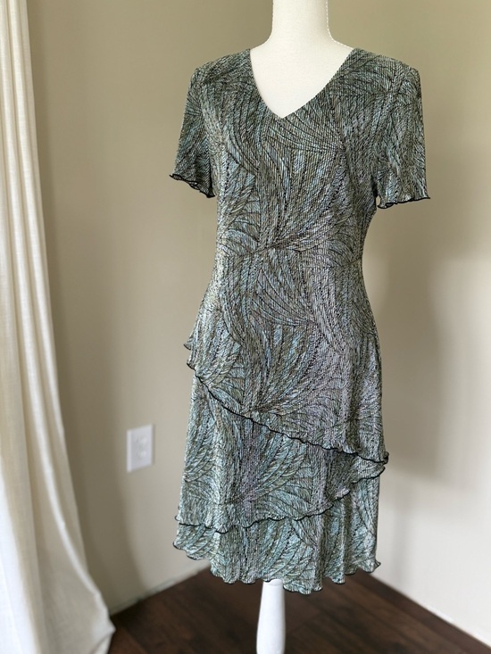 connected apparel Dresses & Skirts - Vintage Midi Dress Green Patterned V-Neck Ruffle Asymmetrical Tiered Shimmer